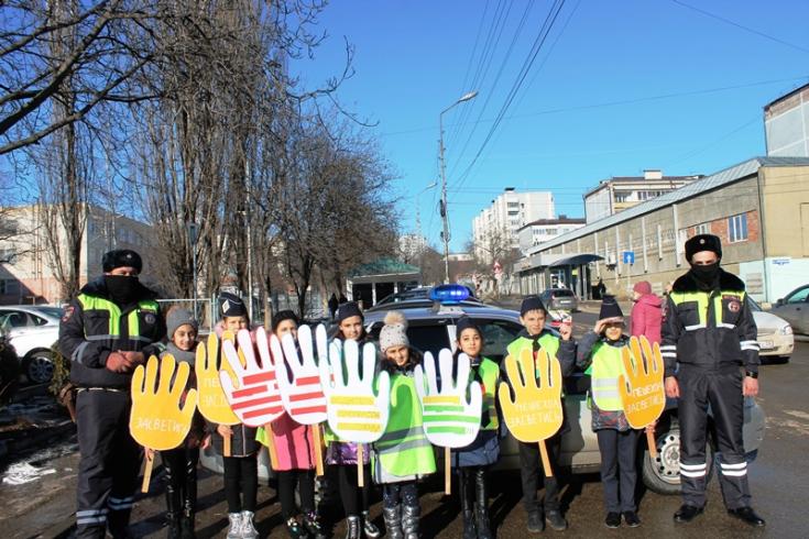 Школьники Пятигорска призвали жителей и гостей соблюдать правила движения с помощью тематических табличек
