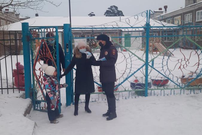 В Улан-Удэ сотрудники ГИБДД напомнили водителям о правилах безопасной перевозки детей-пассажиров