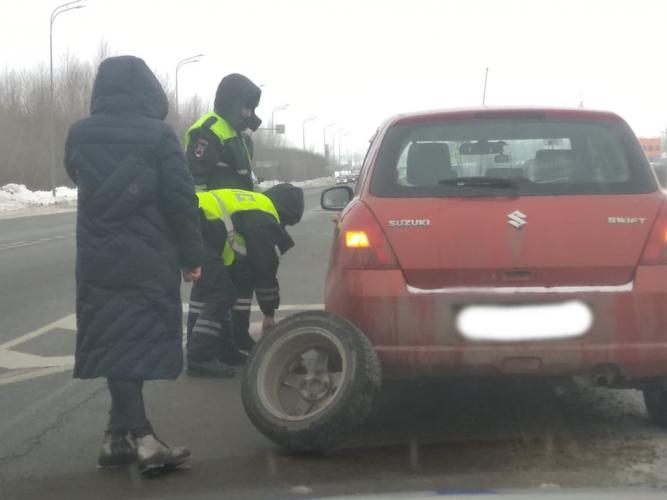 В Татарстане автоинспекторы помогли автоледи, оказавшейся в трудной ситуации