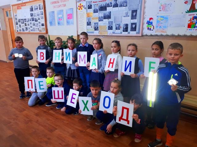 Сотрудники Госавтоинспекции совместно с юными инспекторами дорожного движения провели обучающий рейд "Юному пешеходу - зеленый свет!"