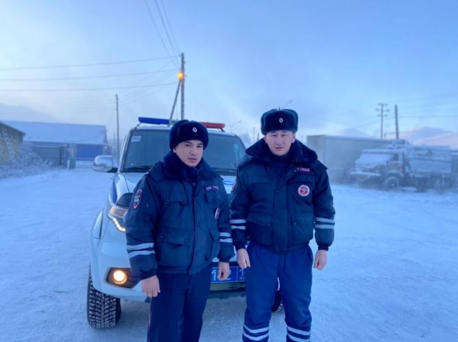 В Якутии на Полюсе холода сотрудники ГИБДД оказали помощь водителю, попавшему в трудную ситуацию на трассе при -60 градусов
