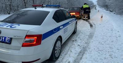 Автоинспекторы Адыгеи оказали помощь водителям транспорта с техническими неисправностями