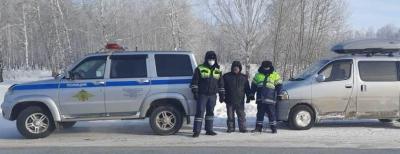 В Новосибирской области автоинспекторы оказали помощь водителю, попавшему в трудную ситуацию в 40-градусный мороз