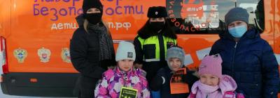 В Свердловской области педагоги и сотрудники ГИБДД с использованием «Лаборатории безопасности» проводят занятия-практикумы для детей