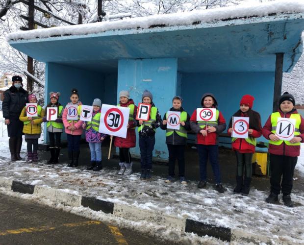 В Адыгее школьники призвали водителей к соблюдению дорожных правил