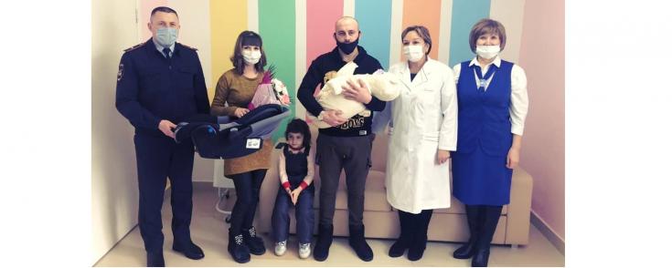 В Татарстане автоинспекторы вручают родителям новорожденных автокресла и учат правильно их использовать