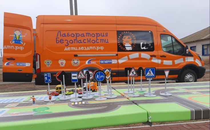 По школам Волгоградской области курсирует мобильная «Лаборатория безопасности»