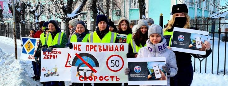 В Подмосковье автоинспекторы и школьники вручили участникам дорожного движения тематические послания