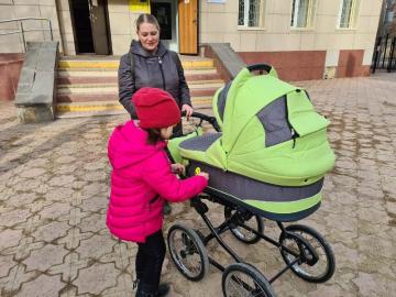 В населенных пунктах и на федеральных трассах Ставрополья сотрудники Госавтоинспекции вручают световозвращатели