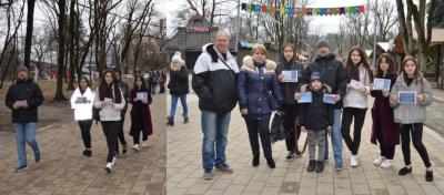 Волонтеры отряда «КБР без ДТП» провели шествие дорожной безопасности в центральном парке Нальчика