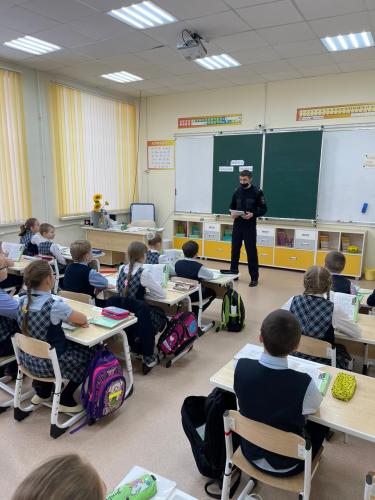 О правильном поведении на зимних дорогах автоинспекторы липецкого региона информируют воспитанников детских садов и школьников начальных классов