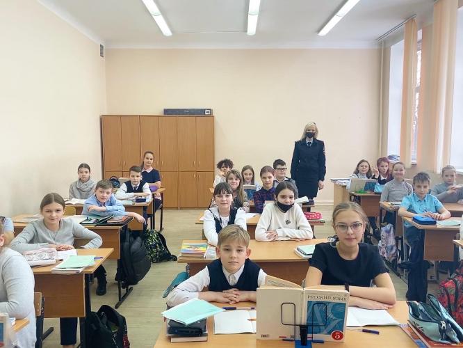 В Калининграде сотрудники Госавтоинспекции провели для школьников уроки безопасности «Образцовый пешеход и пассажир».