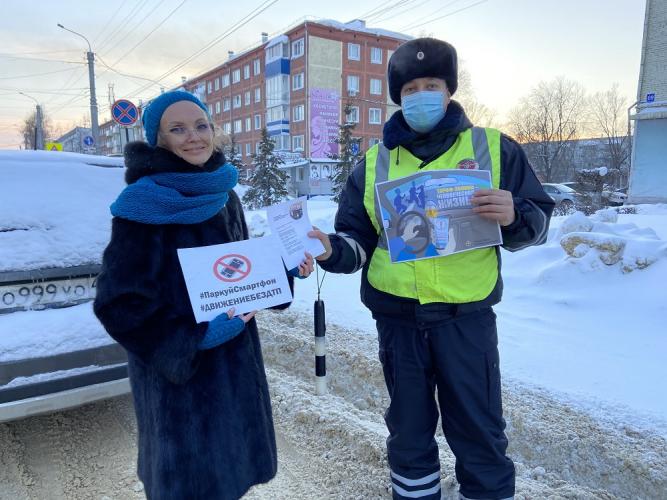 В Ленинске-Кузнецком сотрудники госавтоинспекции напомнили водителям об опасности использования телефона во время движения