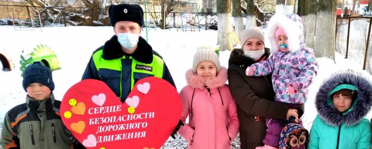 В Дмитровске инспекторы ГИБДД совместно с сотрудниками Дома детского творчества провели акцию «Сердце безопасности дорожного движения»