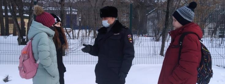 Автоинспекторы Железногорска проводят утренние «минутки безопасности» с детьми по пути в школу