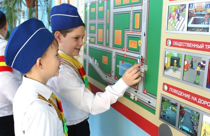 В Красноярском крае автоинспекторы и ЮИД разъясняют школьникам правила безопасного поведения, используя новую информационную панель