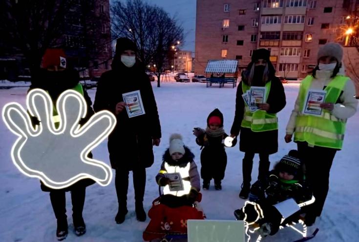 В сельских поселениях Белгородской области «родительский патруль» популяризирует использование световозвращающих элементов среди детей