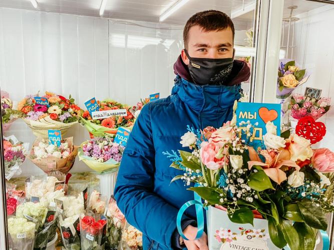 В преддверии Дня влюбленных сотрудники подмосковной Госавтоинспекции декорировали цветочные букеты тематическими посланиями