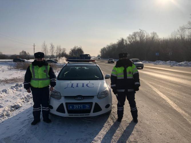 В Татарстане автоинспекторы помогли автоледи устранить серьезную неисправность