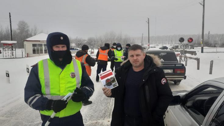 В Мордовии сотрудники Госавтоинспекции рассказали автолюбителям о правилах движения через железнодорожные пути