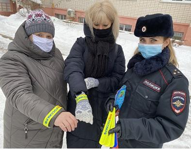 Сотрудники Госавтоинспекции Смоленска провели профилактическую акцию «Засветись, стань заметней на дороге!»