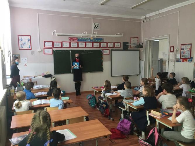 В Юрге сотрудники госавтоинспекции напомнили школьникам о соблюдении ПДД