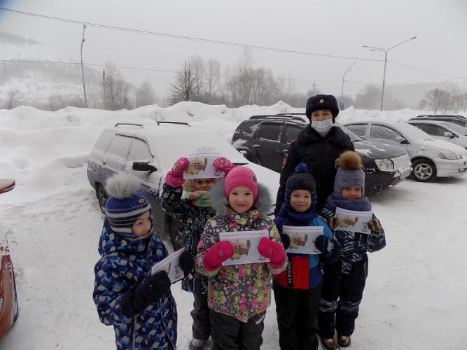 В Междуреченске сотрудники госавтоинспекции и дошкольники призвали взрослых позаботиться о детской безопасности
