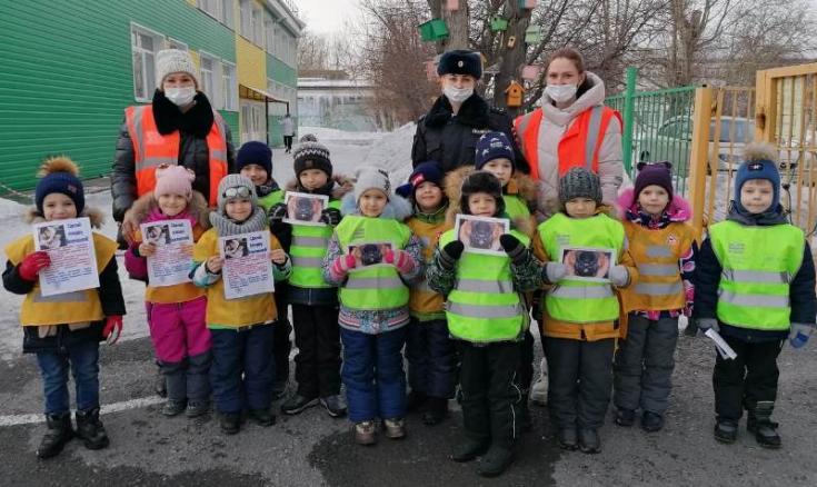 Госавтоинспекторы и юные ачинцы провели акцию для водителей «Безопасность детей на дороге - в ваших руках»