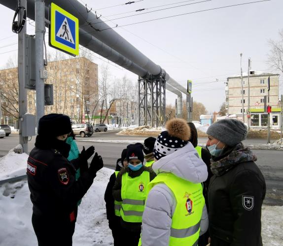 Сотрудники томской Госавтоинспекции провели для школьников пешеходную экскурсию на перекресток