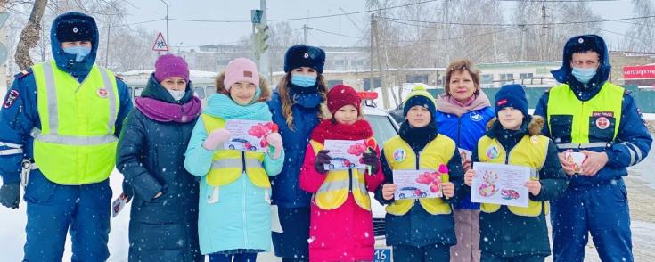 В Татарстане сотрудники Госавтоинспекции поздравляют автоледи с Международным женским днем