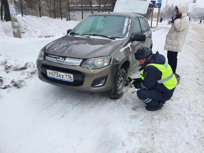 В Татарстане инспекторы ДПС помогли автоледи, управлявшей автомобилем с неисправностью