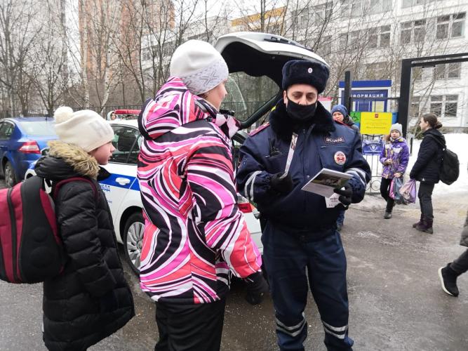 На востоке столицы Госавтоинспекторы совместно с матерями-активистками и родительской общественностью напомнили детям и взрослым о безопасном участии в дорожном движении