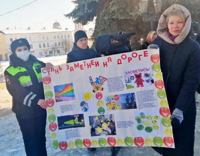 В липецком регионе автоинспекторы и журналисты совместно агитируют за использование световозвращателей