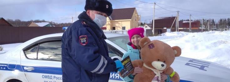 В Подмосковье автоинспекторы поздравили с 8 Марта девочек, которые пострадали в ДТП