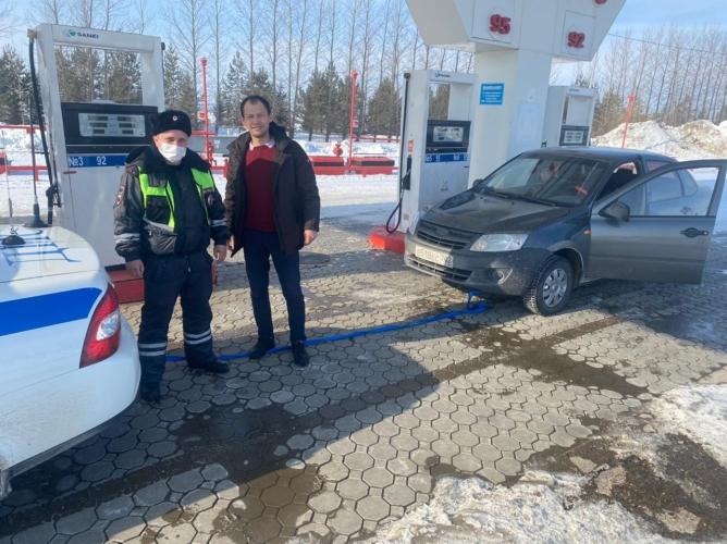 Сотрудники ГИБДД помогли водителю