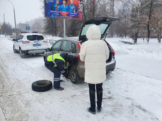 Инспекторы ДПС помогли автоледи.