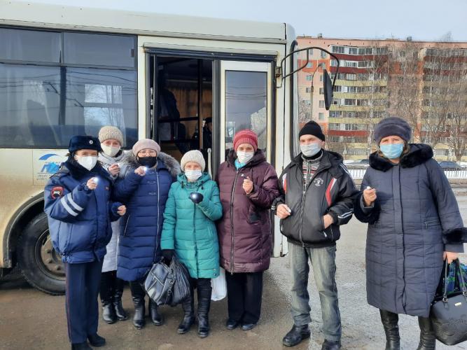 В Татарстане сотрудники Госавтоинспекции проводят профилактическое мероприятие с пассажирами пригородных автобусов и дарят детям-пешеходам световозвращающие элементы