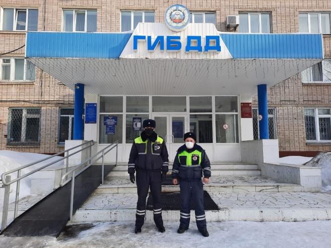 Сотрудники ГИБДД помогли ребенку, который не успел на школьный автобус