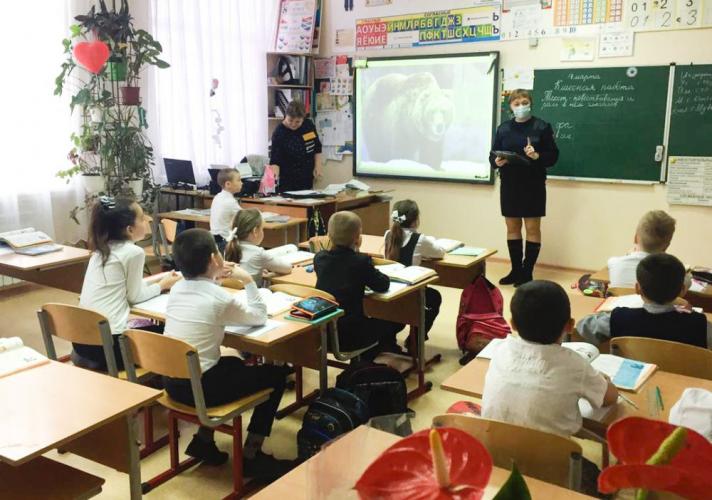 Сотрудники ГИБДД напомнили школьникам правила безопасности на дорогах.