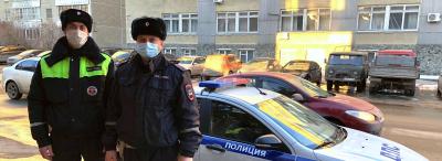 В Екатеринбурге сотрудники Госавтоинспекции доставили домой потерявшегося ребенка