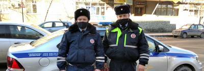 В Екатеринбурге инспекторы ДПС помогли беременной женщине добраться до роддома