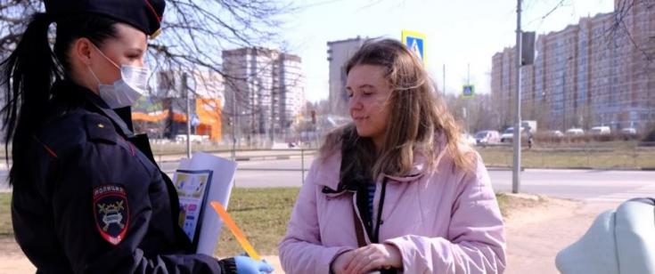 В Подмосковье автоинспекторы и ЮИДовцы рассказали молодым мамам, как безопасно переходить проезжую часть с коляской