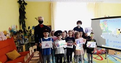 В Рославле сотрудники Госавтоинспекции рассказывают дошкольникам о детских автокреслах