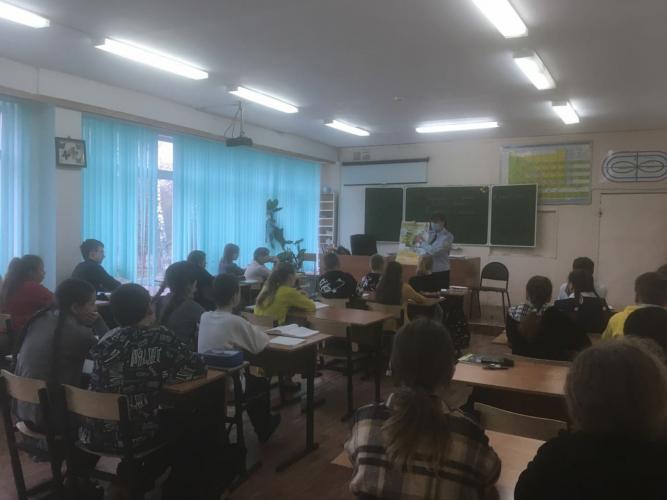 Сотрудники ОГИБДД ОМВД России г. Щёкино провели профилактическую беседу с учащимися одного из центров образования города