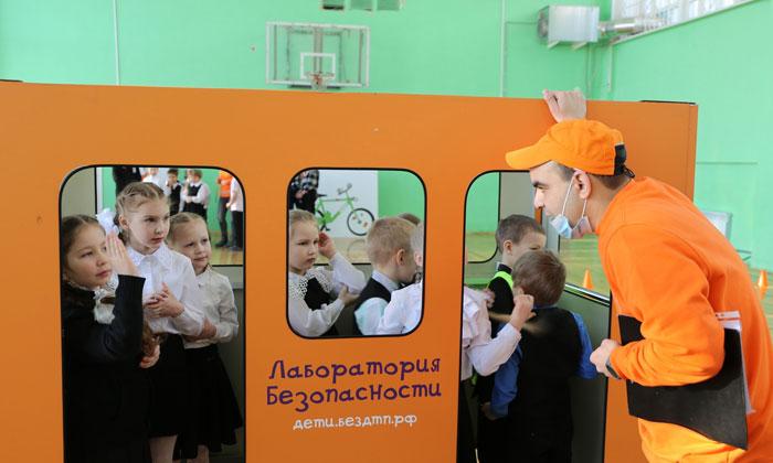 В Вологодской области «Лаборатория безопасности» учит детей поведению на дороге