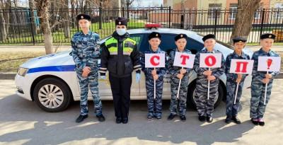 На трассах липецкого региона юные инспекторы напоминают водителям о дорожной безопасности