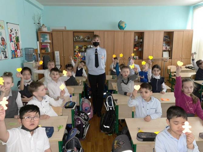 На северо-востоке Москвы сотрудники Госавтоинспекции провели для школьников «светоотражающий» мастер-класс