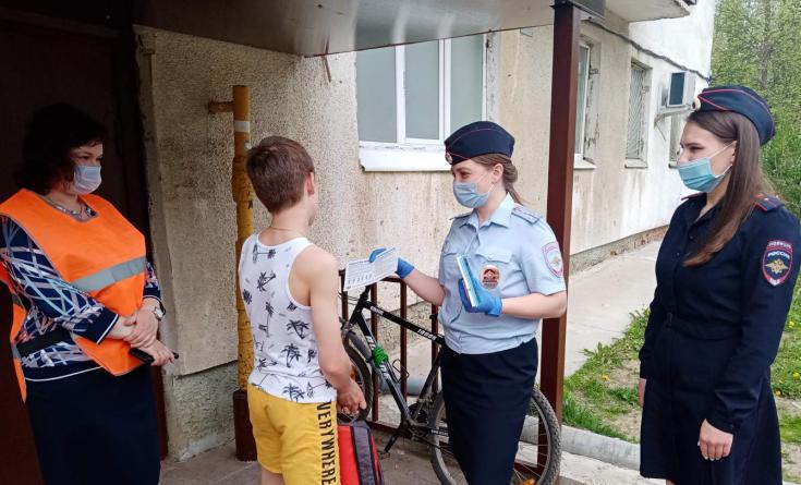 Полицейские и общественники организовали разъяснительную работу с несовершеннолетними на дворовых территориях Костромы
