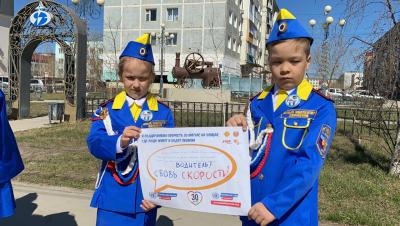 Юные помощники автоинспекторов в Якутии призвали водителей снизить скорость