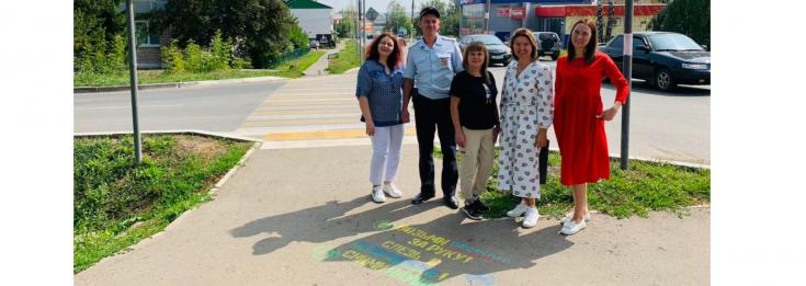 В Татарстане перед пешеходными переходами наносят предупреждающие надписи